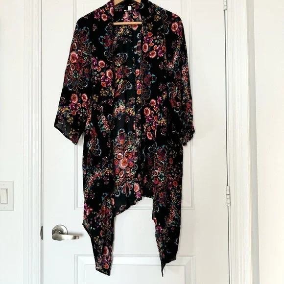 Patrons of peace black floral kimono, fits many sizes - Picture 2 of 7